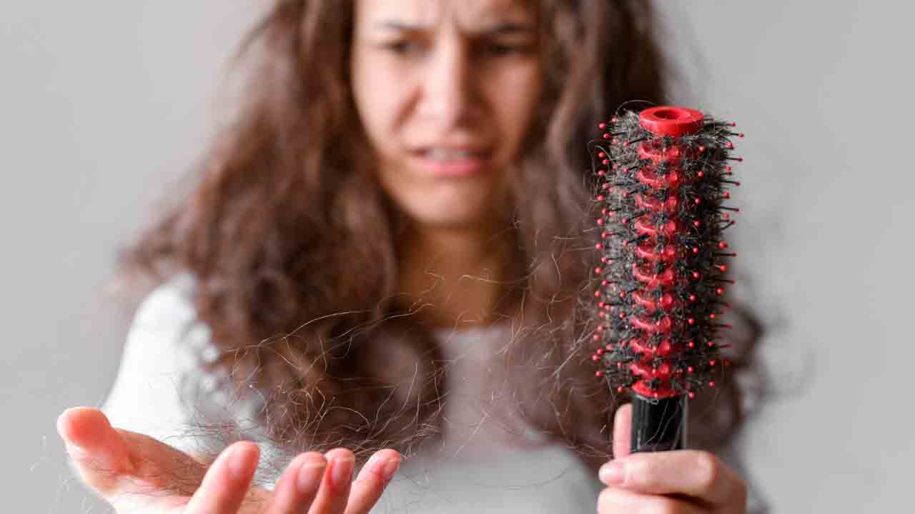 Hair Fall Treatment : झड़ते बालों की समस्या को रोकने के लिए एक्सपर्ट के बताई गई इन चीजों को न करें नजरअंदाज