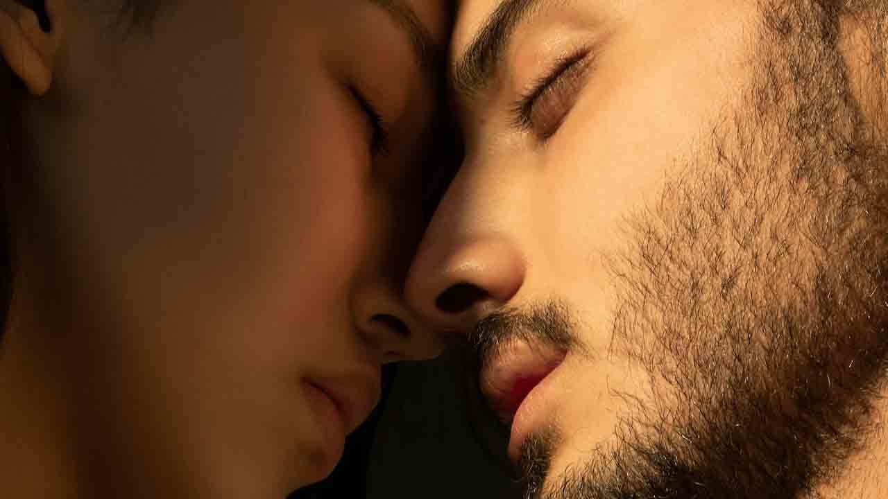 Kissing Techniques : इन प्रभावशाली चुंबन तकनीकों से प्रभावित करें