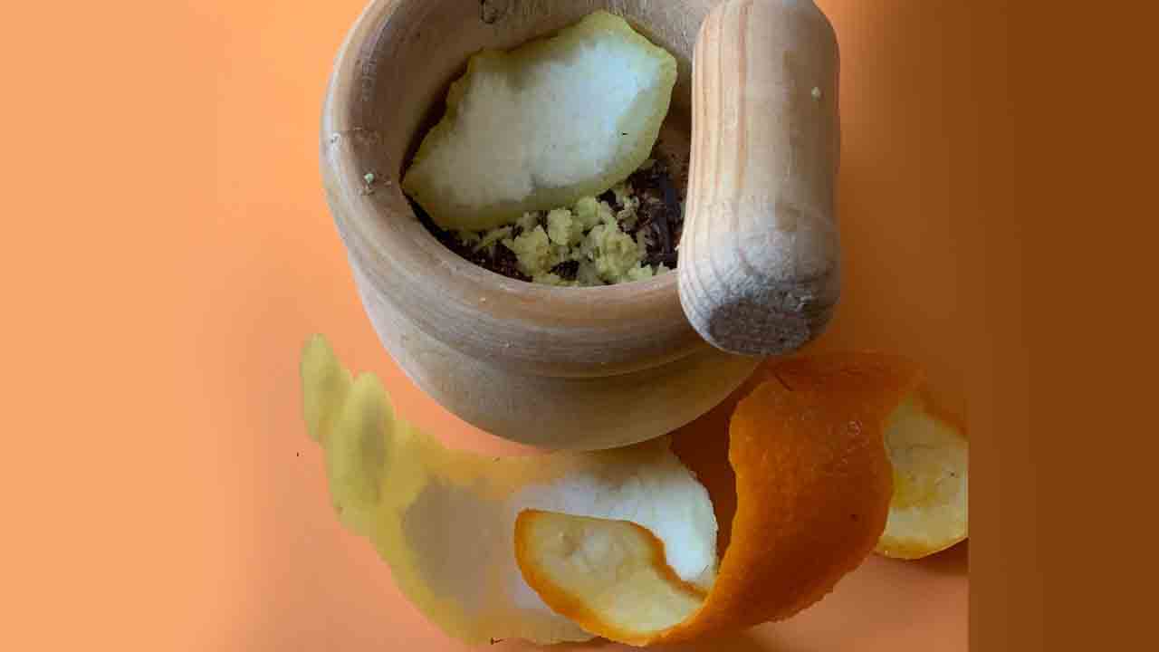 Lemon Peel Benefits : नींबू के छिलके के फायदे | कूड़े में फेंके जाने वाले नींबू के छिलकों के इस्तेमाल के फायदे जानकर आप चौंक जाएंगे।