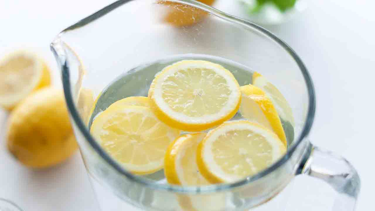 Lemon water benefits : इस समय पीएं नींबू वाला गर्म पानी अगर स्लिम फीट बनने की है चाहत