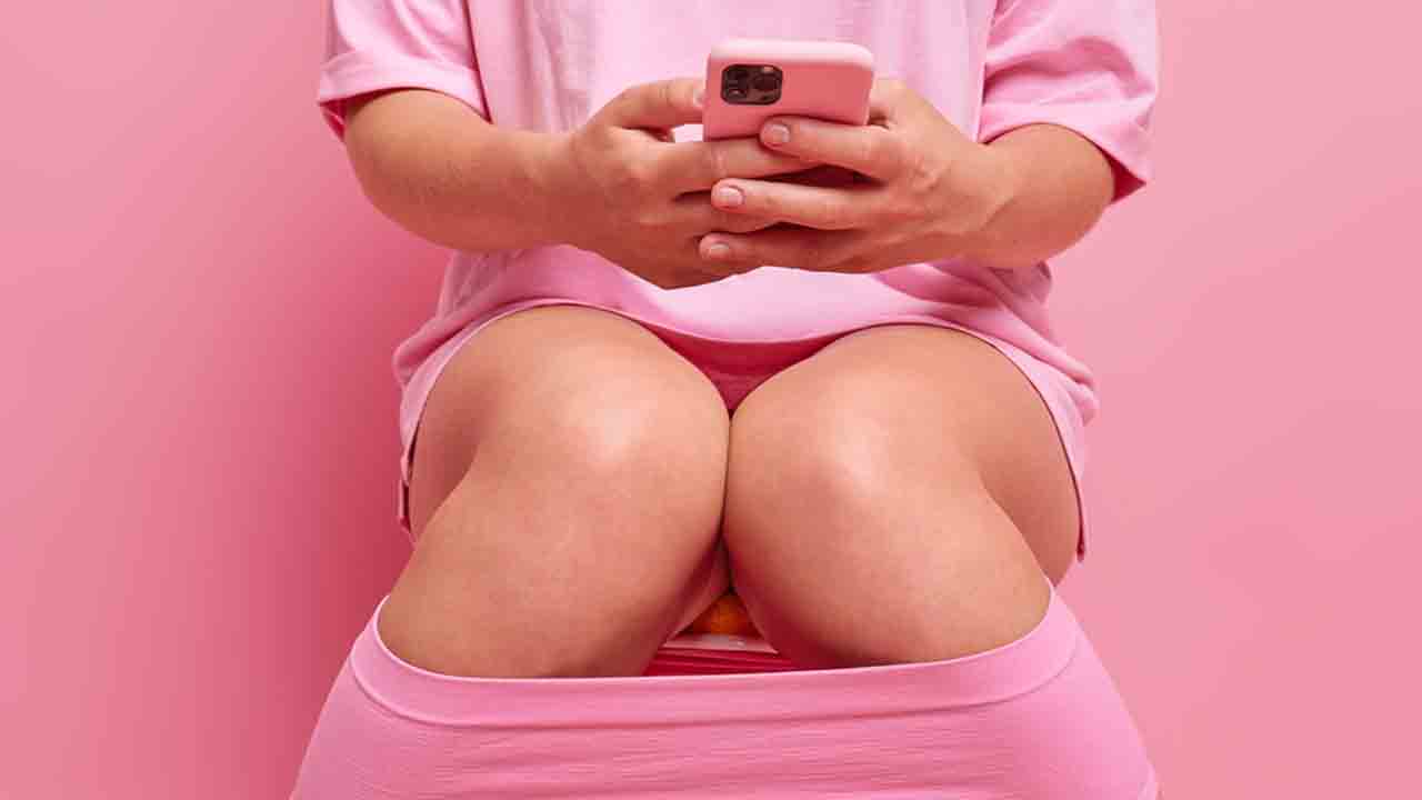 Mobile use in Toilet : ये बीमारी काफी खतरनाक हो सकती है अगर आप भी टॉयलेट में करते हैं फोन का इस्तेमाल ?