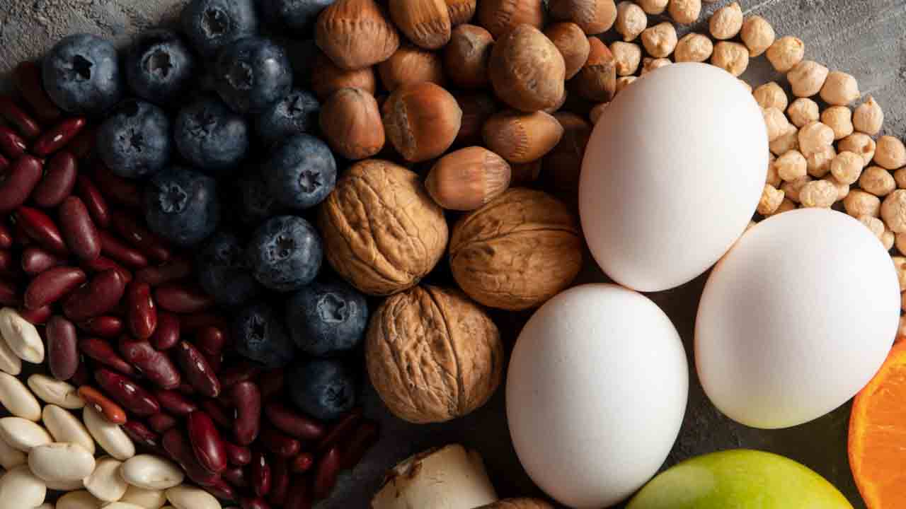 Nuts Vs Eggs : दोनों में से कौन सा है हेल्दी खाली पेट अंडा या नट्स ?