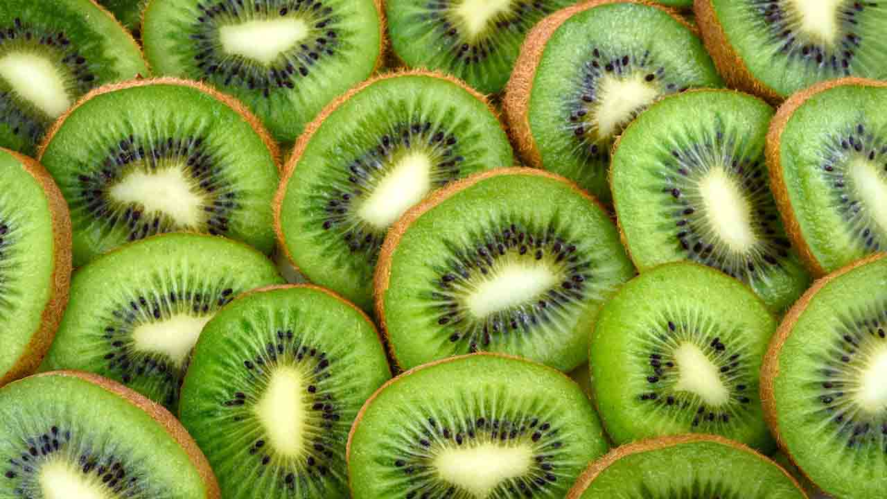 Kiwi : जानें एक दिन में कितने कीवी खाने से शरीर को मिलेगा लाभ, जरूरत से ज्यादा खाना पड़ सकता है भारी